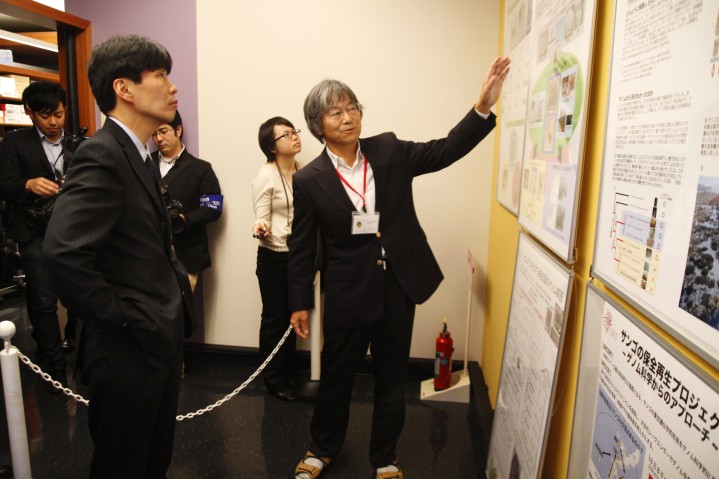 Professor Satoh Explains His Research in Marine Genomics to Minister Yamamoto