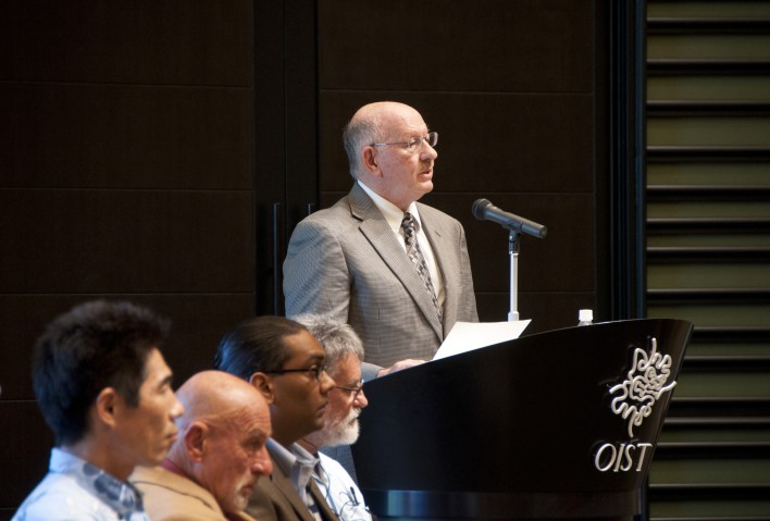 ジョナサン・ドーファン沖縄科学技術大学院大学学長、OIST博士課程開設式典にて。2012年9月6日