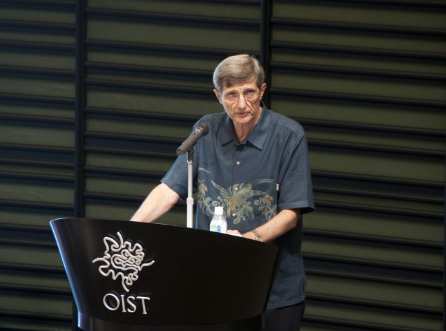 沖縄科学技術大学院大学上級副学長ロバート・バックマン博士、OIST博士課程開設式典にて。2012年9月6日 