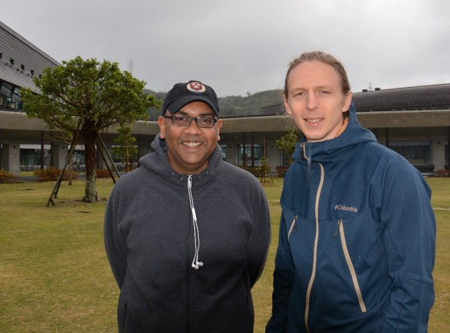 Prof. Mahesh Bandi and graduate student, Märt Toots on the OIST campus