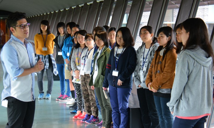 Yuki Yamauchi leads high school students from Okinawa in an OIST guided tour 