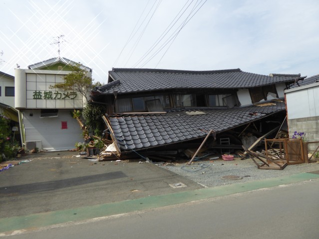 巨大地震がいくつもの建物を崩壊した