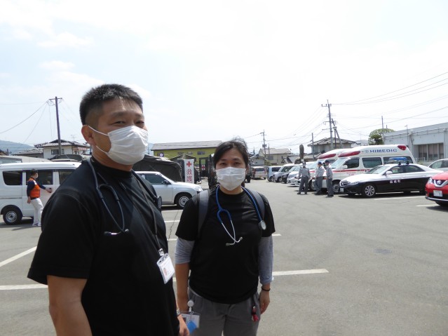 原稔医師（左）と野町昭代保健士