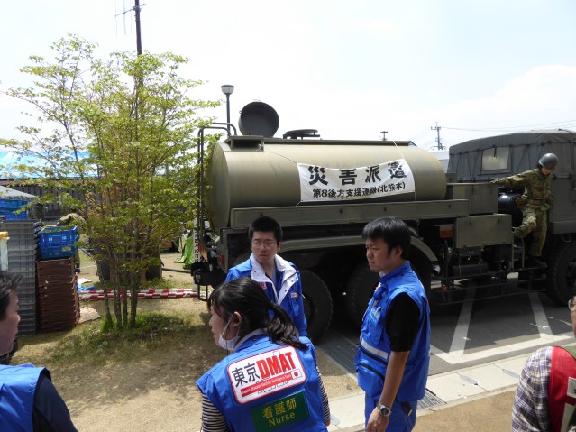 自衛隊（写真後方）も災害支援に大きな役割を果たした