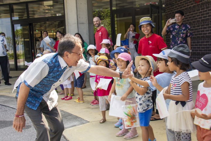 Governor Tamaki greeting children
