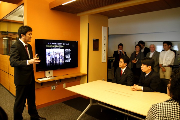 Professor Mitarai Explains His Research on Coral Distribution to Minister Yamamoto