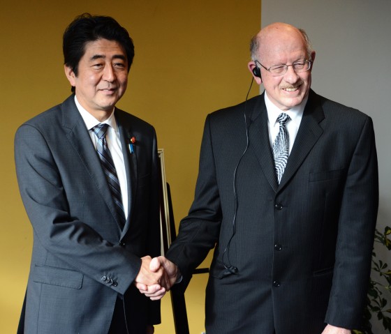 Prime Minister Shinzō Abe and OIST President Jonathan Dorfan