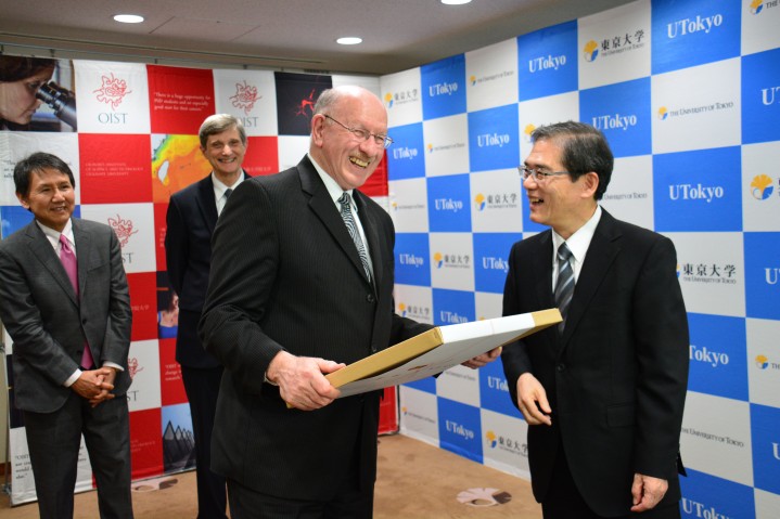 OIST and the University of Tokyo exchange gifts 28 Jan 2014