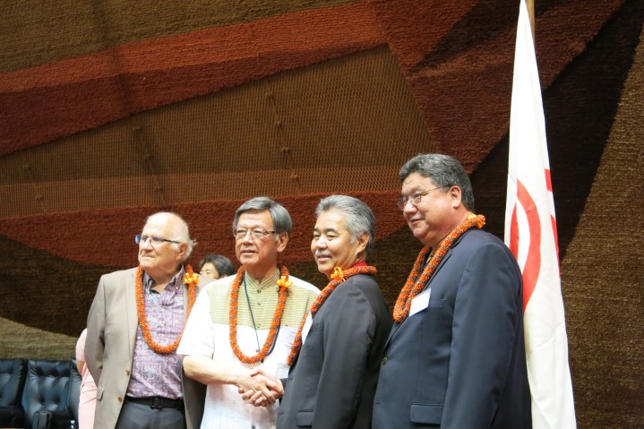 翁長雄志知事（左から２人目）とデイビット・イゲ州知事（同３人目）