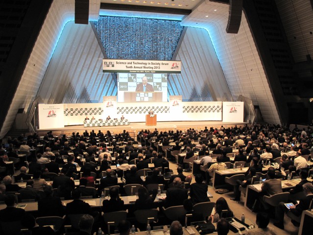 1000人もの有識者が国立京都国際会館で開催されたSTSに出席した (6 Oct 2013)