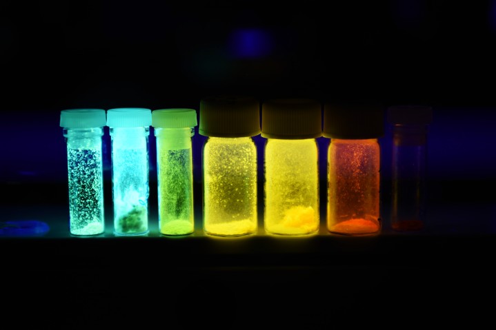 錯体化学・触媒ユニットが合成した光輝性化合物が紫外線の下で光を放つ様子