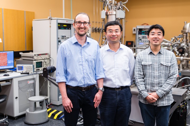 チー准教授率いるエネルギー材料および表面科学ユニットの研究者たち