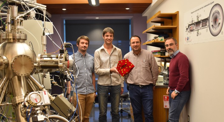 ナノ粒子技術研究ユニットのメンバー。（左から）ステファン・シュタインハワー博士、ジェローム・ヴェルニア博士、ムックレス・ソーワン准教授、パナジオティス・グラマティコプロス博士