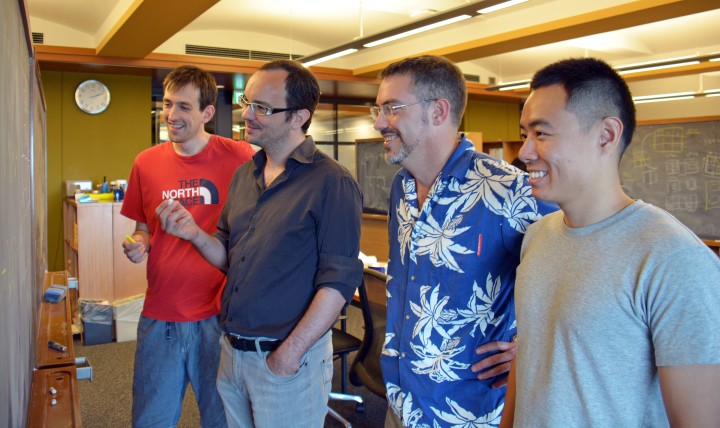 OIST量子理論ユニットの研究者。（左より）オーウェン・ベントン博士、ルドヴィック・ジョウベルト博士、ニック・シャノン准教授、ハン・ヤンさん