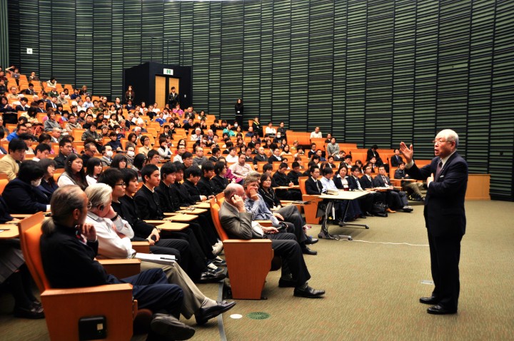 OIST講堂で講演される理化学研究所理事長でノーベル賞受賞者の野依良治博士