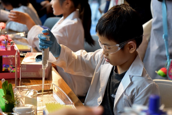 Guests enjoyed the many different events at the Open Campus Science Festival 2016. Here, a boy learns how to use a pipette. 