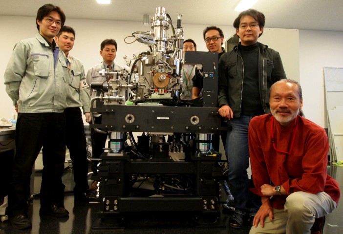 研究室に届けられた電子顕微鏡とともに新竹積教授と同僚たち