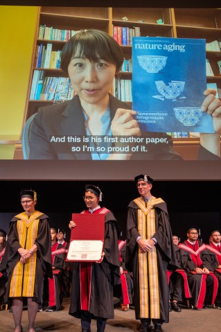 Dr. Kojiro Suda was congratulated by his supervisor Prof. Keiko Kono