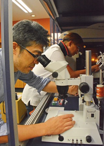 松波秀行博士とヨンホ・ユン博士。細胞膜通過輸送研究ユニットの研究室にて。