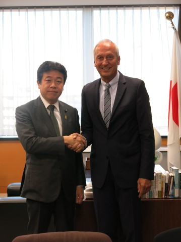 Mr. Yosuke Tsuruho, Minister of State for Okinawa and Northern Territories Affairs, (left) with Dr. Peter Gruss, (right)