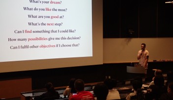 学生が講演しているようす