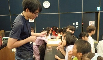 Riou Mizuno is explaining about ants