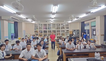 宮古高校の生徒と来間博士の集合写真