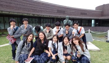 関西国際学園中高等部学生の集合写真