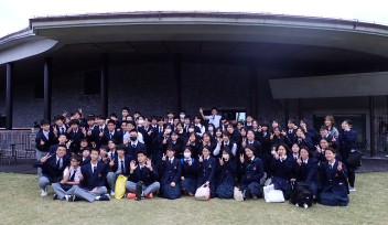 沖縄尚学高等学校生徒の集合写真