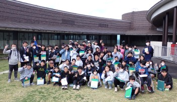 東江小学校の集合写真