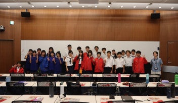Yomitan Village Yomitan Junior High School Visited OIST