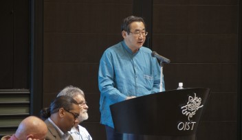 石田勝之内閣府副大臣 (沖縄及び北方対策等担当)、OIST博士課程開設式典にて。2012年9月6日