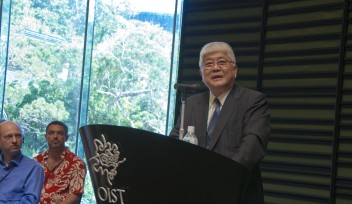 沖縄科学技術大学院大学学園理事金澤一郎博士、OIST博士課程開設式典にて。2012年9月6日