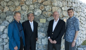 記念の壁前にて（左から）ヴィーゼル博士、嘉数氏、ドーファン学長、バックマン上級副学長