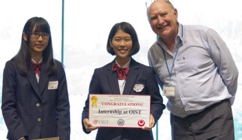 Second-place winners Nanami Hokama and Tae Nakama of Okinawa Prefectural Kaiho Senior High School.