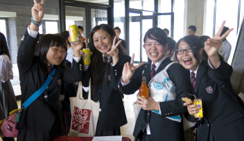 交流会で他校の生徒と交流を深める参加者たち