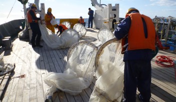 海洋研究開発機構・学術調査船「淡青丸」にて