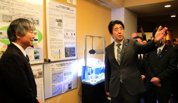 Prime Minister Shinzō Abe asks Professor Noriyuki Satoh a question about his research