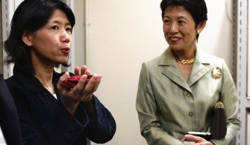 Professor Yazaki-Sugiyama explains her research on birds to Princess Takamado
