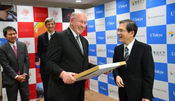 OIST and the University of Tokyo exchange gifts 28 Jan 2014