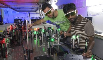 フェムト秒レーザーを放射している様子