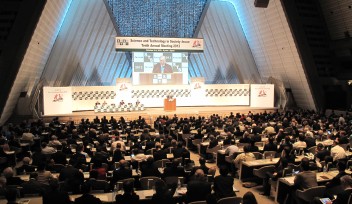 1000人もの有識者が国立京都国際会館で開催されたSTSに出席した (6 Oct 2013)