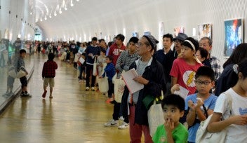 オープンキャンパス・サイエンスフェスティバルの開始時刻の１時間前から列をなしていた人々