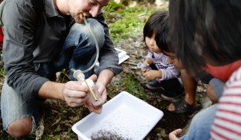 アリを捕まえるのを手伝うベノア･ゲナー研究員（生物多様性･複雑性研究ユニット）