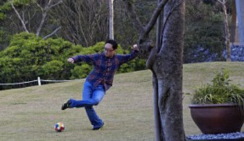 サッカーをするキム研究員