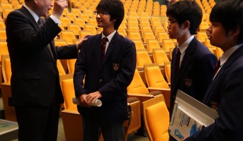 Ryōji Noyori, Nobel Laureate and President of RIKEN, speaks with high school students after his lecture