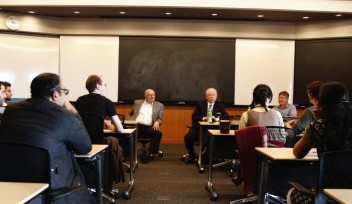 講演後にOIST第一期生と懇談する理化学研究所理事長でノーベル賞受賞者の野依良治博士