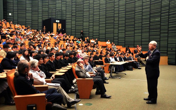 Ryōji Noyori, Nobel Laureate and President of RIKEN, gives a lecture in the OIST Auditorium
