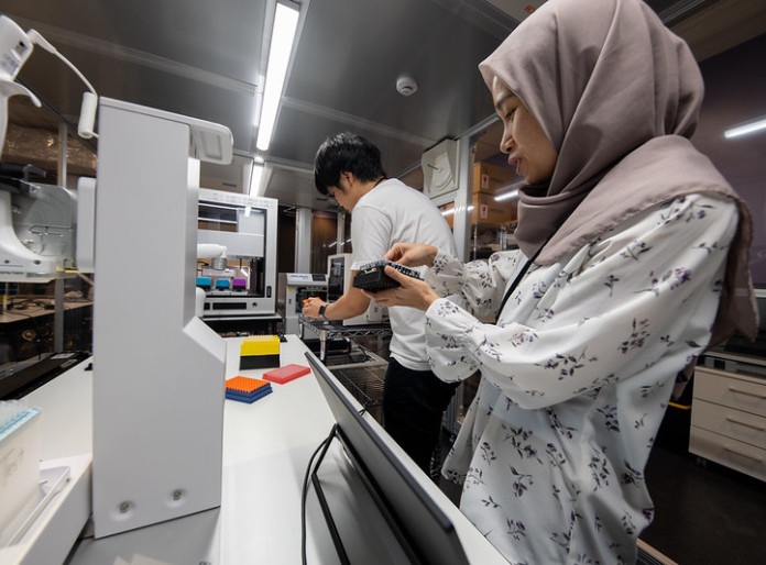 2 researchers working in a lab